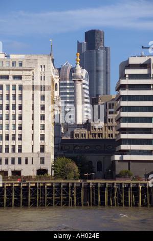 UK London The City The Monument im Vordergrund Tower 42 früher NatWest Tower Stockfoto