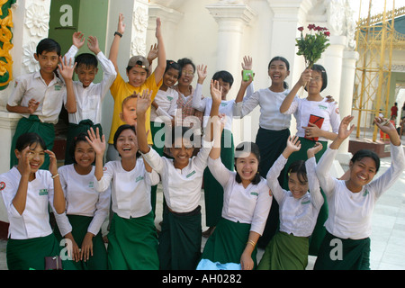 aufgeregt, glücklich birmanischen Schulkinder auf einem Ausflug die Shwedagon-Pagode in Yangon Rangun Myanmar Burma tragen Schuluniform Stockfoto
