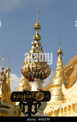 Gold Gitter Kuppeln und Kreuzblumen an der Shwedagon Pagode Yangon Myanmar Burma Stockfoto