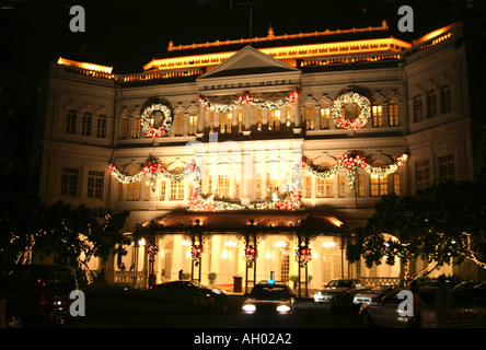 Weihnachten im weltberühmten 5 Sterne Raffles Hotel in Singapur, benannt nach Sir Francis Stamford Raffles, der Gründer der Stadt Stockfoto