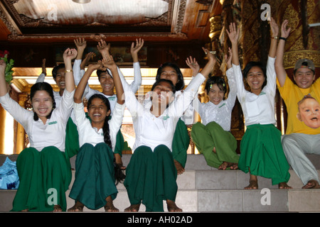 aufgeregt birmanischen Schulkinder tragen Schuluniform auf einem Ausflug die Shwedagon-Pagode in Yangon Rangun Myanmar Burma Stockfoto