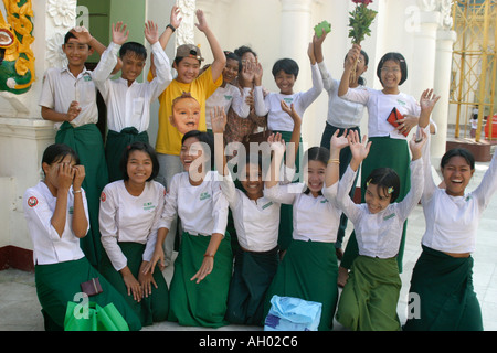 Burmesische Schulkinder auf einem Ausflug die Shwedagon-Pagode in Yangon Rangun Myanmar Burma tragen Schuluniform Stockfoto