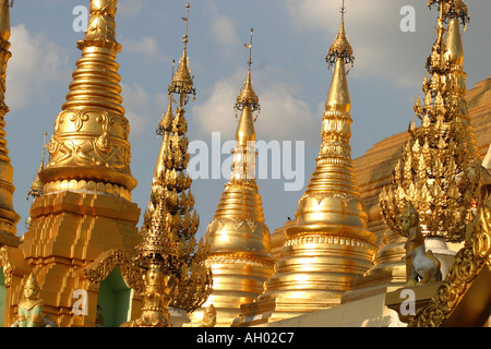 glänzenden Türme am großen goldenen Shwedagon Pagode Paya in Yangon-Myanmar-Rangun Birma Stockfoto