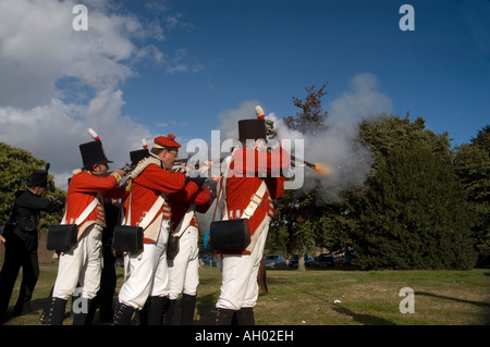 Reenactment der napoleonischen Soldaten feuern Musketen Stockfoto