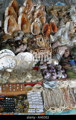 Muscheln und Gebetsketten auf einen Souvenir-Stand auf der James Bond Insel Phang Nga Bay Phuket Thailand Stockfoto