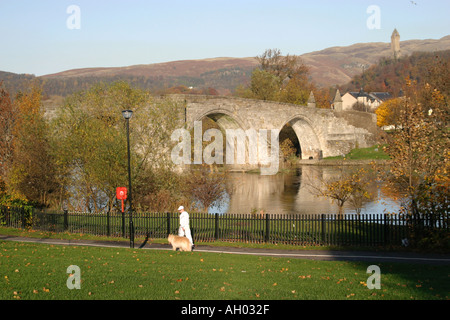 Historic Stirling Old Bridge Schottland mit Dogwalker im Vordergrund Stockfoto