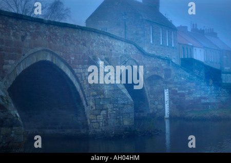 Die Nungate-Brücke über den Fluss Tyne in Haddington, East Lothian an einem nebeligen Wintertag Stockfoto