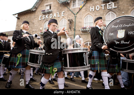 Langhom gemeinsame Reiten Rohr Band Vorbeimarsch High Street hinunter Eskdale Hotel junge Schlagzeug Langhom Schottland, Vereinigtes Königreich Stockfoto