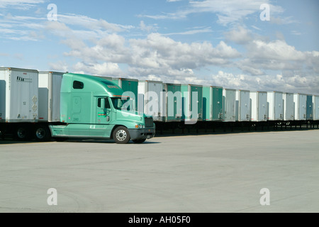 LKW mit vielen Anhängern im Distribution Center Hof, Pennsylvania, USA Stockfoto