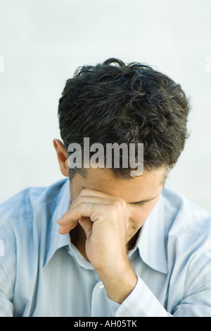 Mann schiefen Kopf gegen Faust, Porträt Stockfoto