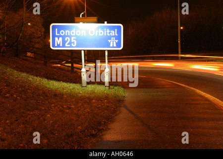 Ausfahrt auf Ausfahrt 24 der Autobahn M25 North London bei Nacht Stockfoto