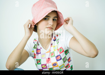 Teen Mädchen anziehen Hut, Porträt Stockfoto