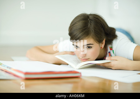 Teengirl auf Boden liegend, Hausaufgaben Stockfoto