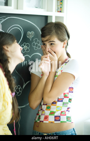 Junge Freundinnen Namen im Herzen an Tafel schreiben, lachen Stockfoto