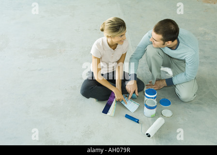 Paar sitzt im Stock Blick auf Farbfelder Stockfoto