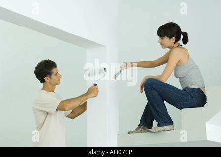 Mann und Frau malt Wohngebäude zusammen Stockfoto