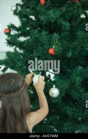 Mädchen schmücken Weihnachtsbaum Stockfoto