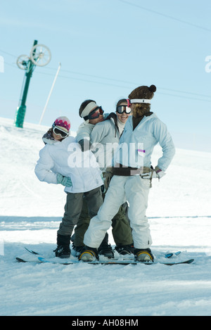 Gruppe von Snowboardern posiert im Schnee, in voller Länge Stockfoto