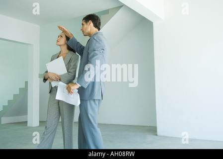 Ältere männliche Immobilienmakler zeigt Heimat von weiblichen Kunden Stockfoto