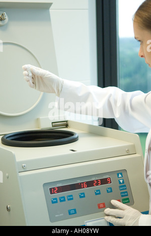 Junge Forscherin mit Zentrifuge in Labor, Teilansicht Stockfoto