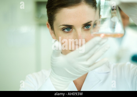 Weibliche Lab Arbeiter hält Kolben Stockfoto