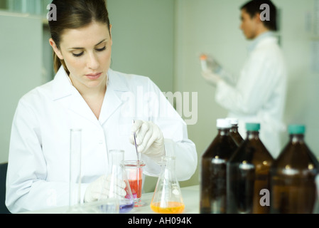 Wissenschaftlerin arbeiten im Labor Stockfoto