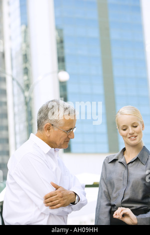 Zwei Geschäftspartner stehen im Freien, im Chat, Taille Stockfoto