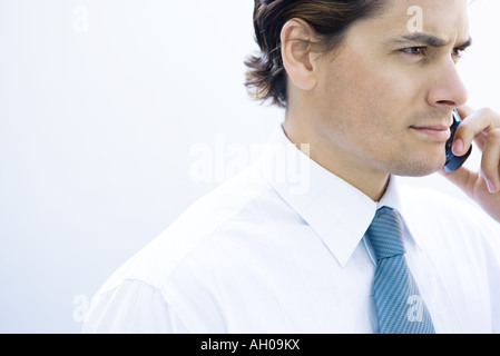 Junger Geschäftsmann mit Handy, Seitenansicht Stockfoto