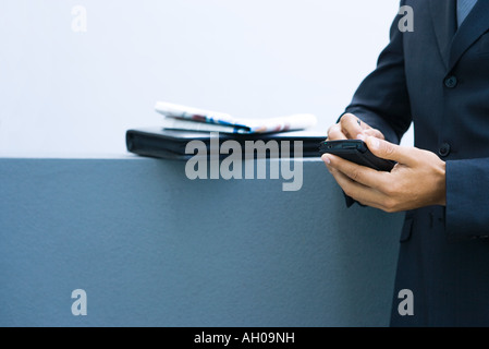 Geschäftsmann mit Palmtop, Seitenansicht, beschnitten Blick auf Händen Stockfoto