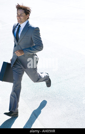 Jungunternehmer im freien laufen, tragen Aktentasche, in voller Länge Stockfoto