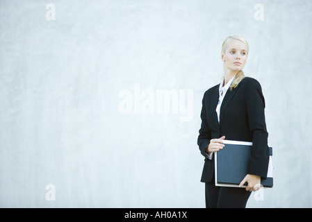 Junge Geschäftsfrau, stehen, Datei, über die Schulter schauen Stockfoto
