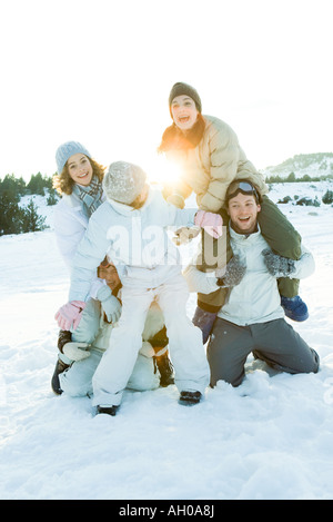 Junge Freunde spielen im Schnee, Gruppenfoto Stockfoto