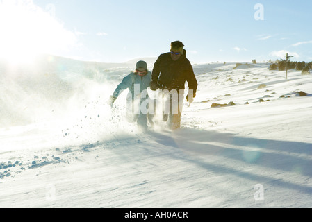 Vater und Tochter läuft im Schnee zusammen, in vollen Länge Stockfoto