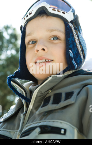 Jungen tragen Ski-Ausrüstung, Blick in die Kamera, niedrigen Winkel Ansicht, Porträt Stockfoto