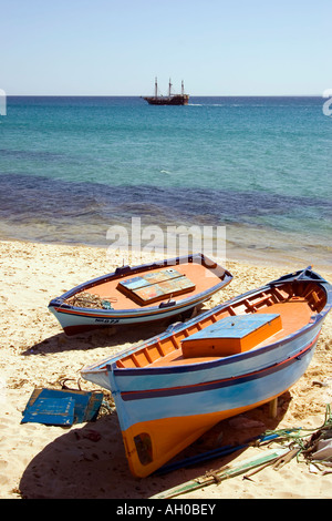 Fischerboote am Strand von Hammamet Tunesien Stockfoto