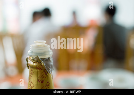 Oberen Teil Soße Flasche, Diners im Hintergrund Stockfoto