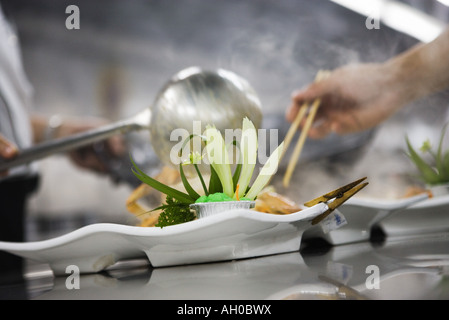 Köche putzt Platten in Großküchen Stockfoto
