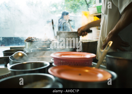 Mann, Kochen im Freien Stand, China Stockfoto