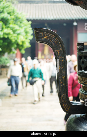 Touristen im Tempel Hof, Urn im Vordergrund Stockfoto