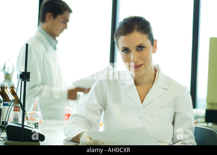 Junge Wissenschaftlerin arbeitet im Labor, Porträt Stockfoto