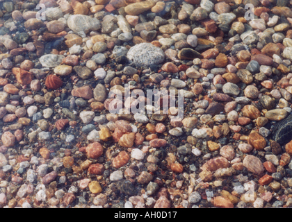 Farbigen Kies und Steinen entlang der Küste des Lake Superior in der oberen Halbinsel von Michigan Stockfoto