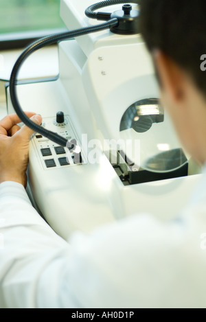 Junger Mann mit Science-Lab-Computer, über die Schulter-Blick Stockfoto