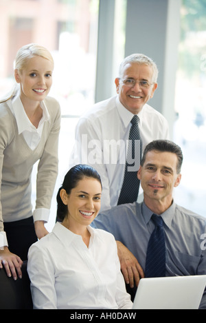 Vier Geschäftspartnern, lächelnd in die Kamera, Porträt Stockfoto