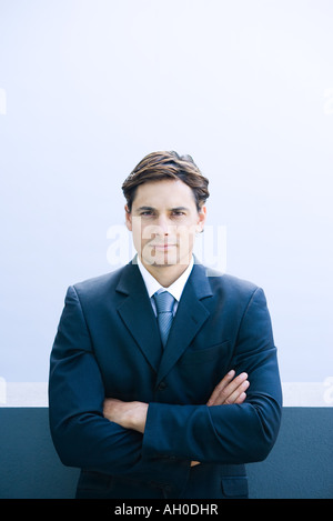 Geschäftsmann, Arme gekreuzt, Hüfte aufwärts, Porträt Stockfoto