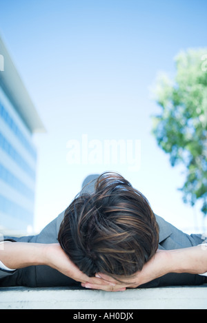 Geschäftsmann am Boden, Oberfläche Sicht liegen Stockfoto