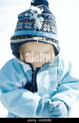 Kleinkind Mädchen im Schnee, Lächeln auf den Lippen, Augen geschlossen, Porträt Stockfoto