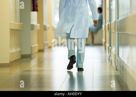 Männlichen Arzt gehen im Krankenhausflur, beschnitten Rückansicht Stockfoto