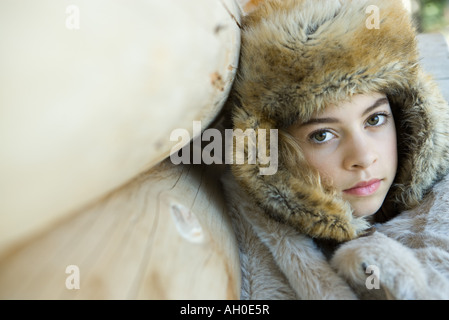 Preteen Mädchen, trägt Pelzhut, in Pelz Decke gehüllt, Nahaufnahme Stockfoto