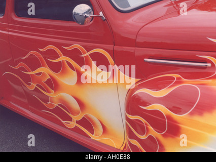 1947 Chevy Coupé mit Flamme Grafiken auf der Seite. Stockfoto
