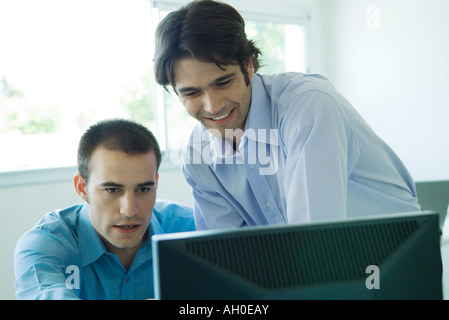 Zwei Geschäftsleute Blick auf Computer, Kopf und Schultern Stockfoto